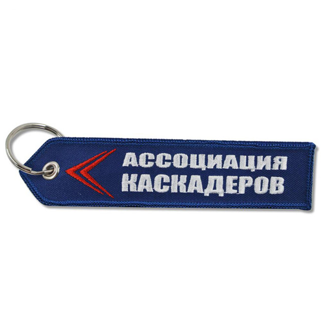 Bestickter Schlüsselanhänger mit Stoffband